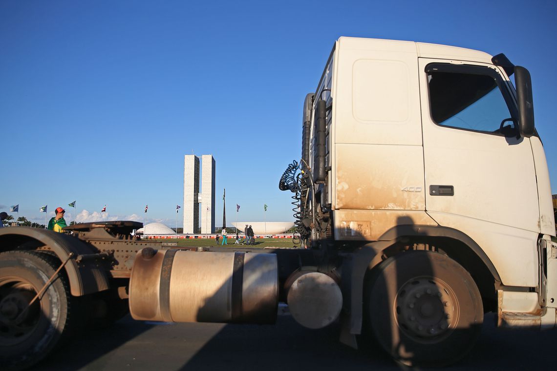 Caminhoneiros seguem com paralisação pelo oitavo dia / Foto: Marcello Casal Jr - Agência Brasil Caminhoneiros seguem com paralisação pelo oitavo dia